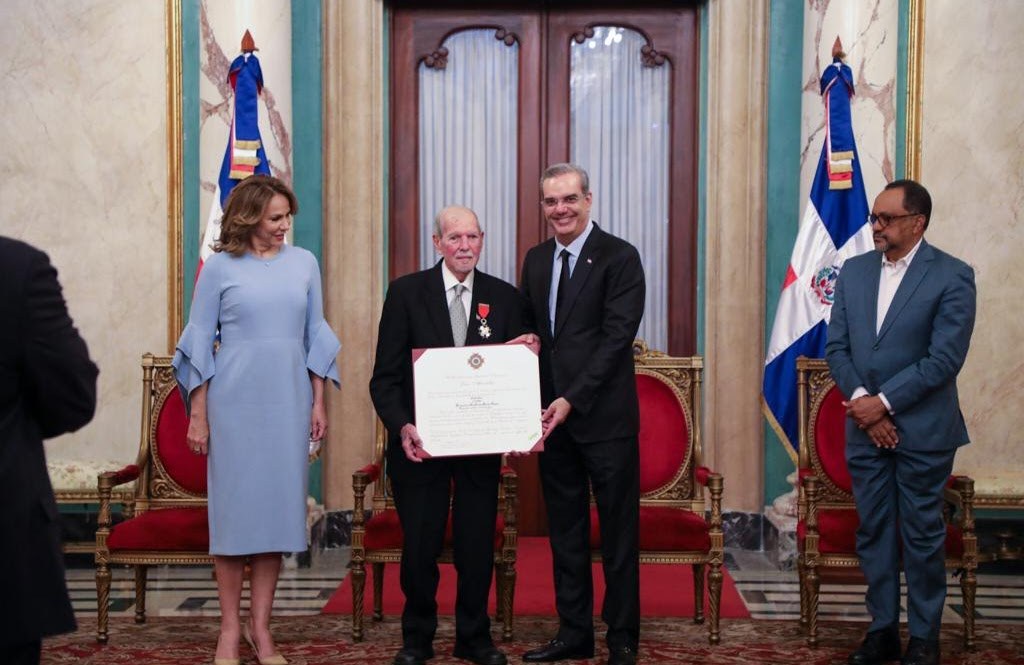 Guillo receiving the Order of Christopher Columbus from President Abinader